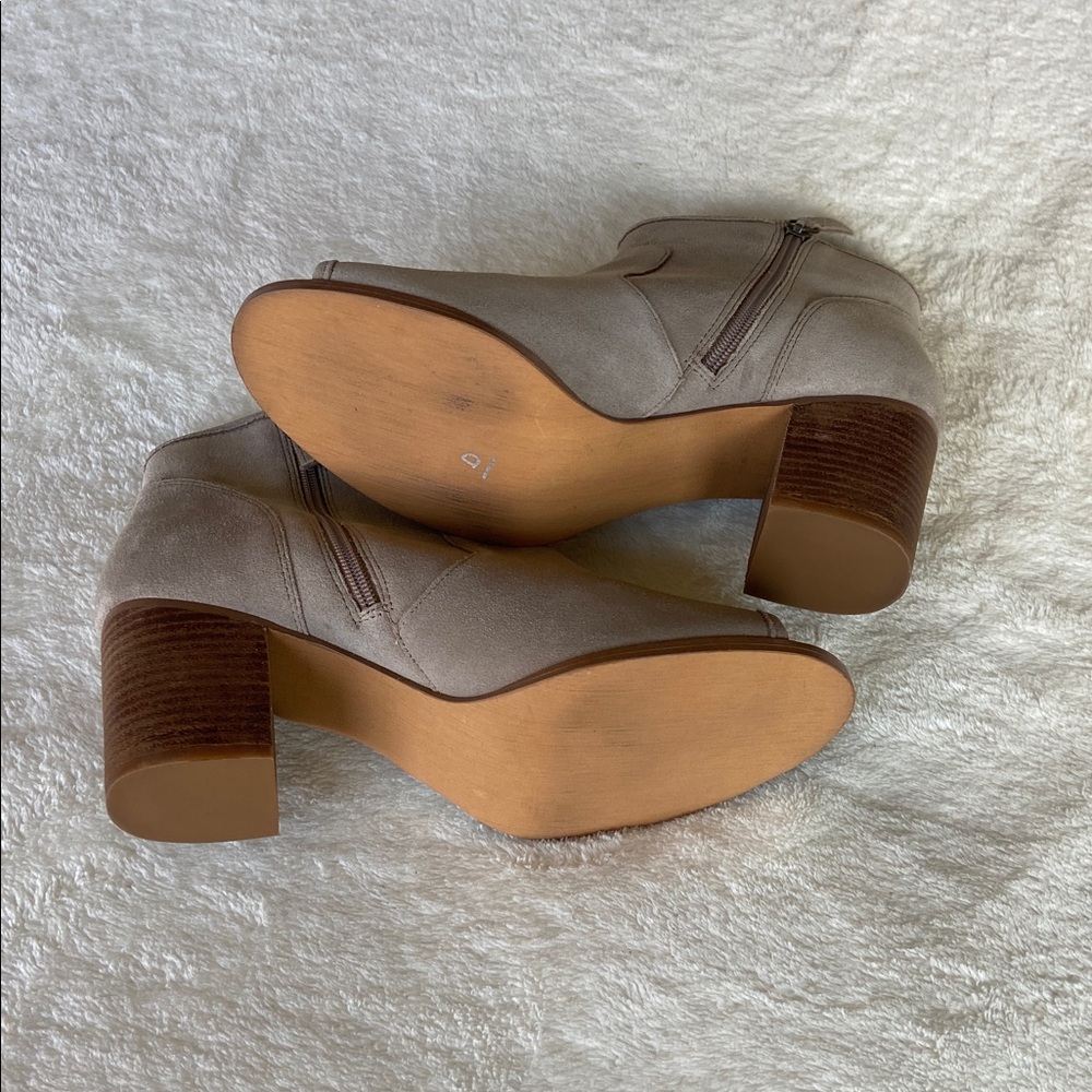 Crown Women's Ankle Boots in Taupe. - Picture 8 of 9